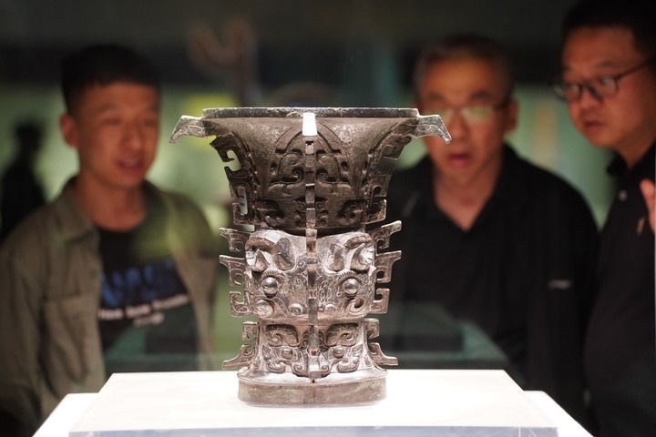 2024年5月9日，游客在陜西寶雞青銅器博物院內(nèi)參觀西周文物何尊。新華社記者 邵瑞 攝