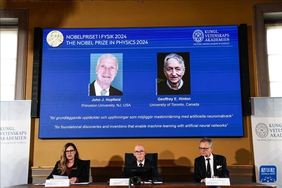 10月8日，在瑞典斯德哥爾摩舉行的2024年諾貝爾物理學(xué)獎(jiǎng)公布現(xiàn)場(chǎng)，屏幕顯示獎(jiǎng)項(xiàng)得主美國(guó)普林斯頓大學(xué)的約翰·霍普菲爾德和加拿大多倫多大學(xué)的杰弗里·欣頓。新華社記者 彭子洋 攝