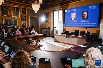 10月8日，在瑞典斯德哥爾摩舉行的2024年諾貝爾物理學(xué)獎(jiǎng)公布現(xiàn)場(chǎng)，屏幕顯示獎(jiǎng)項(xiàng)得主美國(guó)普林斯頓大學(xué)的約翰·霍普菲爾德和加拿大多倫多大學(xué)的杰弗里·欣頓。新華社記者 彭子洋 攝