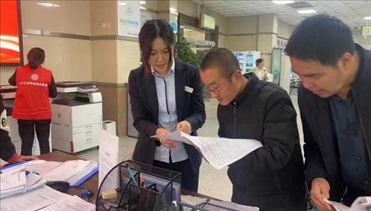 四川省成都市溫江區(qū)市場(chǎng)監(jiān)管局工作人員為群眾提供幫辦服務(wù)。圖片來(lái)源：人民網(wǎng)四川頻道