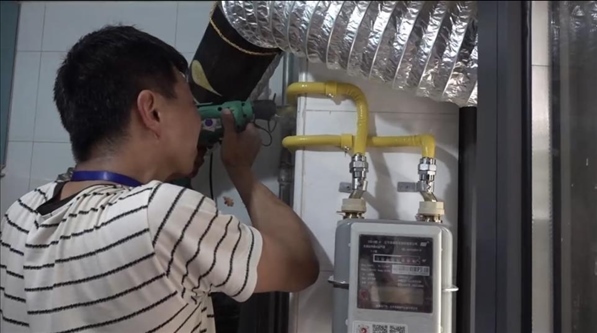 北京市石景山區(qū)工作人員上門(mén)安裝燃?xì)夤艿?。圖片來(lái)源：北京市石景山區(qū)委組織部