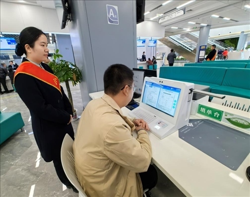 湖北省赤壁市市民在辦事人員的指導(dǎo)下填寫(xiě)相關(guān)信息。圖片來(lái)源：人民網(wǎng)湖北頻道