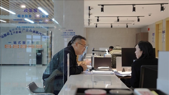 浙江省臺(tái)州市辦事群眾在政務(wù)服務(wù)中心咨詢業(yè)務(wù)辦理相關(guān)問(wèn)題。圖片來(lái)源：人民網(wǎng)浙江頻道