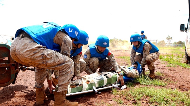 圖8-進(jìn)行“傷員”轉(zhuǎn)運（馬騫攝）