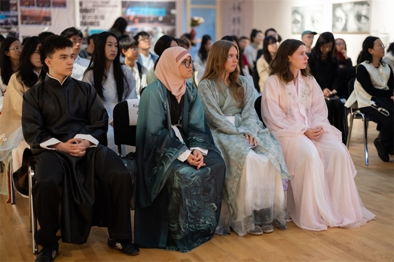 參加《時光流韻·中國戲劇藝術(shù)服飾展》的中國文化愛好者。 斯德哥爾摩中國文化中心供圖