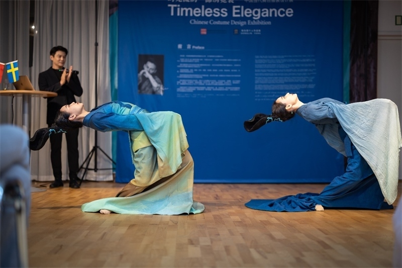 當(dāng)?shù)厝A人舞社成員表演《只此青綠》。斯德哥爾摩中國文化中心供圖