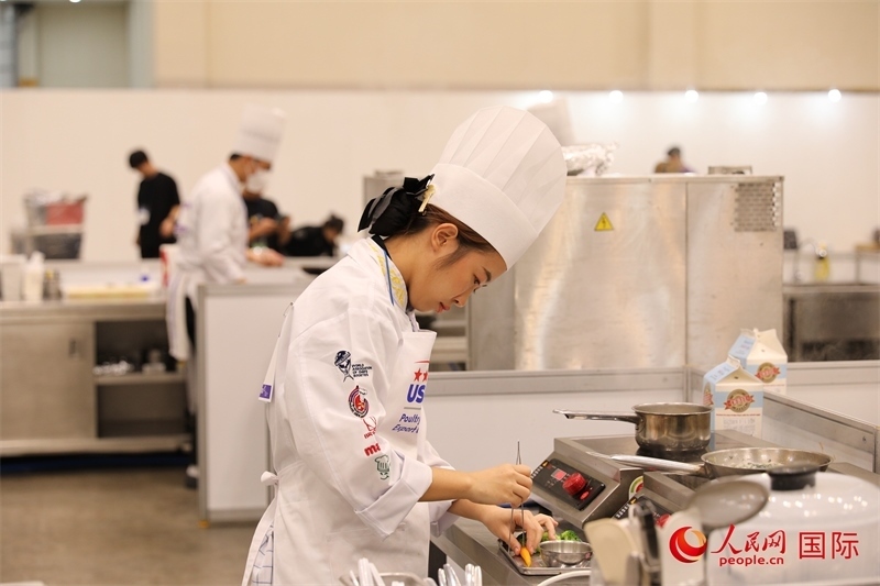 當(dāng)?shù)貢r(shí)間10月5日，廚師在第21屆釜山國(guó)際美食博覽會(huì)上展示廚藝。人民網(wǎng)記者 莽九晨攝