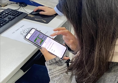 趙女士用手機(jī)掃碼預(yù)約幫辦服務(wù)。圖片來源：微信公眾號(hào)“上海市普陀區(qū)政務(wù)服務(wù)中心”