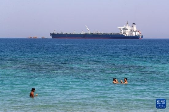 這是10月8日在埃及蘇伊士灣拍攝的行駛中的船只。新華社記者 隋先凱 攝