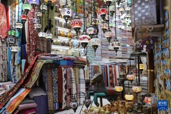 這是10月8日在阿曼首都馬斯喀特的穆特拉市集拍攝的一家店鋪。新華社記者 汪強 攝