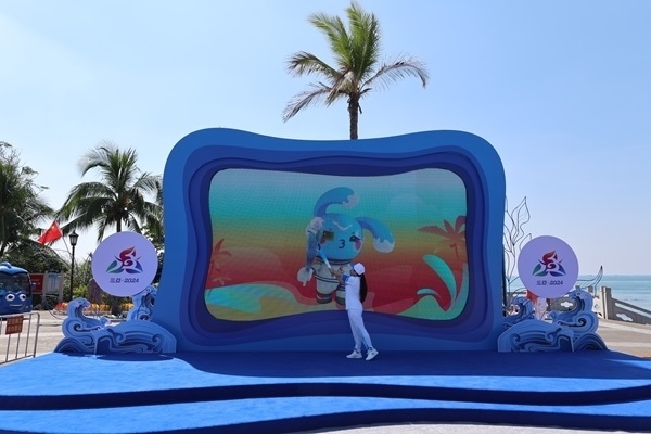 第12棒火炬手“點燃”現(xiàn)場大屏幕上運動會吉祥物“吉貝”手中的火炬。主辦方供圖