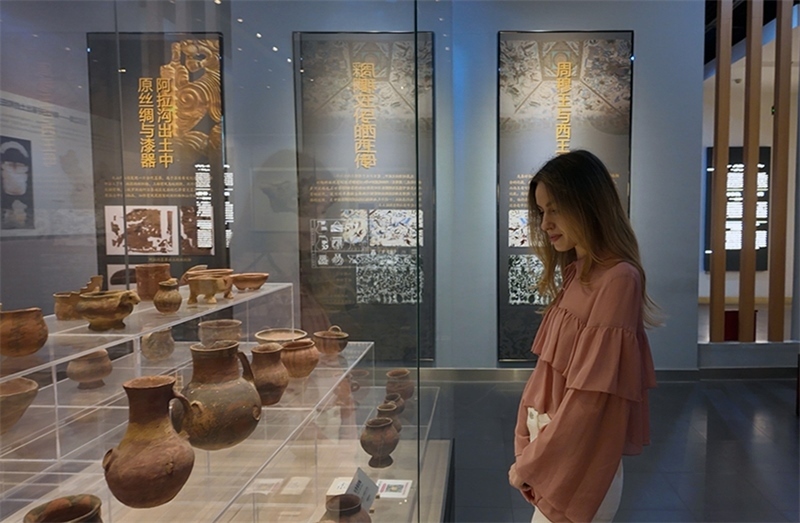 麗娜在吐魯番博物館參觀。劉妍希攝