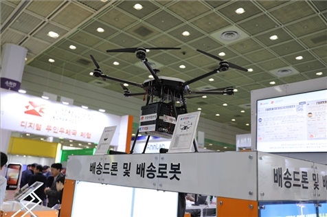 “智慧生活周”博覽會上展出的快遞無人機(jī)。人民網(wǎng)記者 莽九晨攝