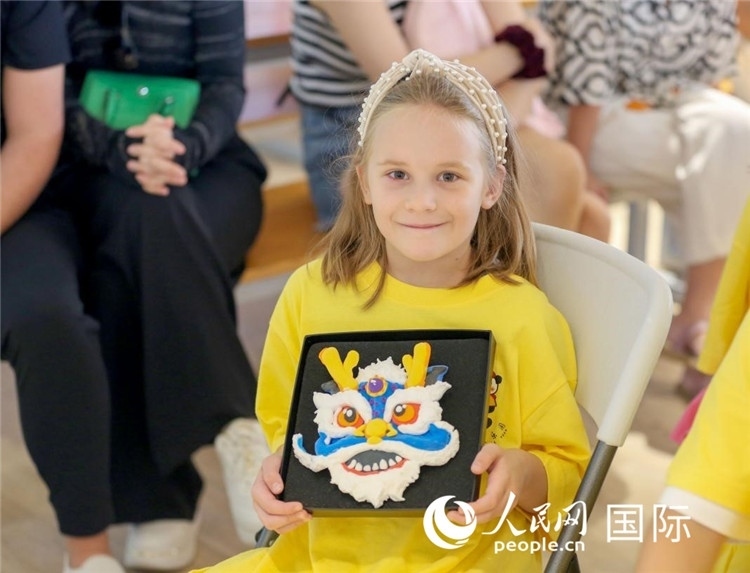 一名中文愛好者手捧生肖畫。人民網(wǎng)中東中心分社塔里克·易卜拉欣攝