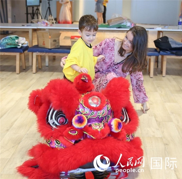 一名兒童在感受舞獅。人民網(wǎng)中東中心分社塔里克·易卜拉欣攝
