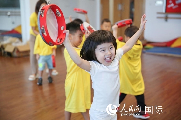 一名華裔兒童在參加音樂課程。人民網(wǎng)中東中心分社塔里克·易卜拉欣攝