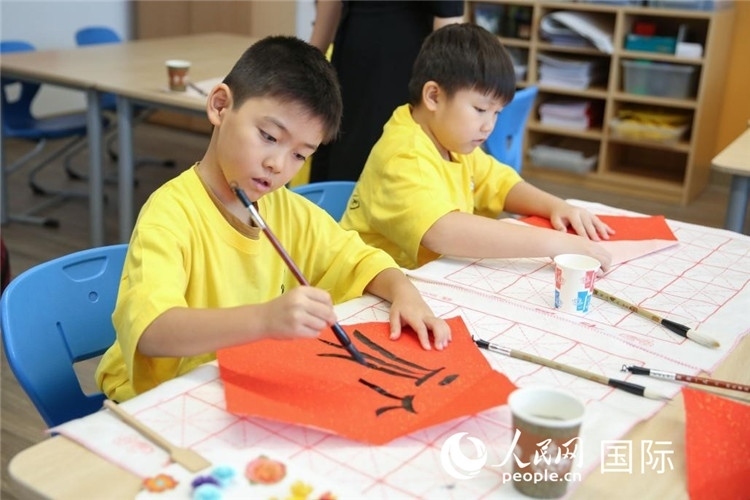 書法課。人民網(wǎng)中東中心分社塔里克·易卜拉欣攝