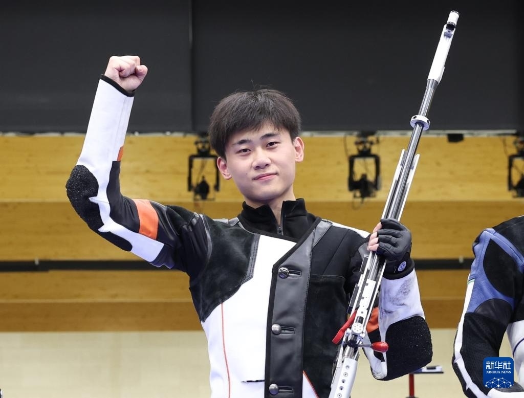 8月1日，在法國沙托魯舉行的巴黎奧運(yùn)會(huì)射擊男子50米步槍三姿決賽中，中國選手劉宇坤奪得冠軍。圖為劉宇坤在奪冠后慶祝。新華社記者 張帆 攝