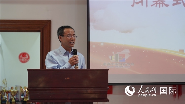 中國駐約翰內(nèi)斯堡代總領(lǐng)事周育江在閉幕式上致辭。 人民網(wǎng) 張茜攝