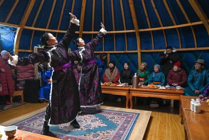 2023年12月21日，烏蘭牧騎隊(duì)員在內(nèi)蒙古阿其圖烏拉蘇木進(jìn)行舞蹈表演。