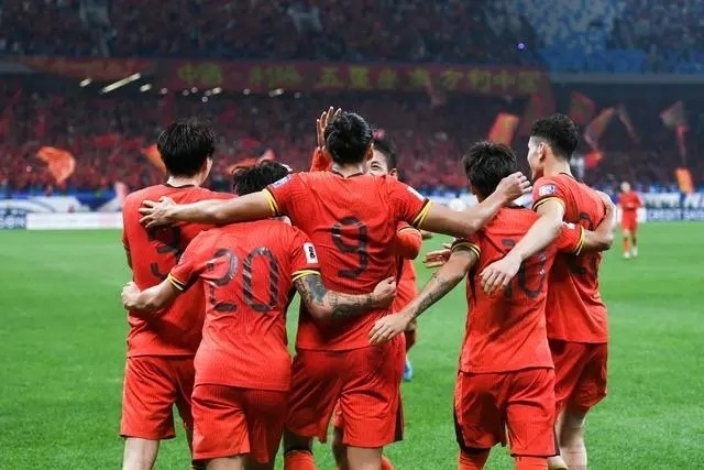 10月15日晚，張玉寧（9號(hào)）進(jìn)球后與隊(duì)友擁抱慶祝。新華社記者 李紫恒攝