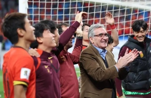 10月15日晚，國(guó)足主教練伊萬(wàn)科維奇（前右）賽后向觀眾致意。新華社記者 胡星宇攝