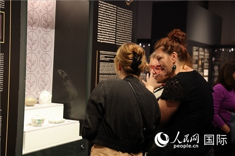 嘉賓參觀展覽。人民網(wǎng)記者 禹麗敏攝