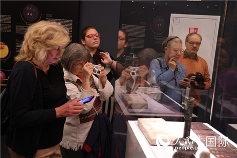 嘉賓參觀展覽。人民網(wǎng)記者禹麗敏 攝。