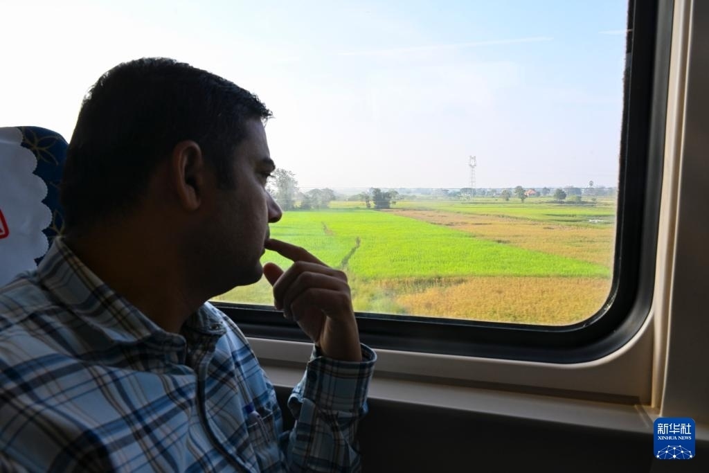 這是10月12日在老撾拍攝的中老鐵路C98列車上的一名乘客。新華社記者 程一恒 攝
