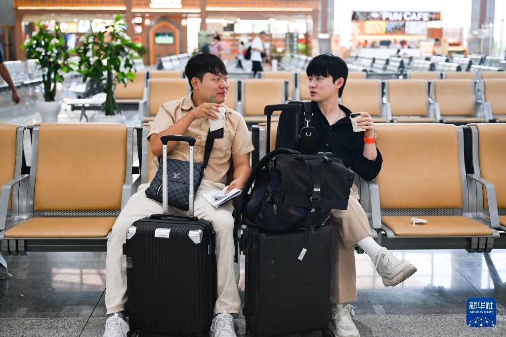 10月12日，在老撾萬象中老鐵路萬象站候車廳，兩名乘客在等候列車。新華社記者 程一恒 攝