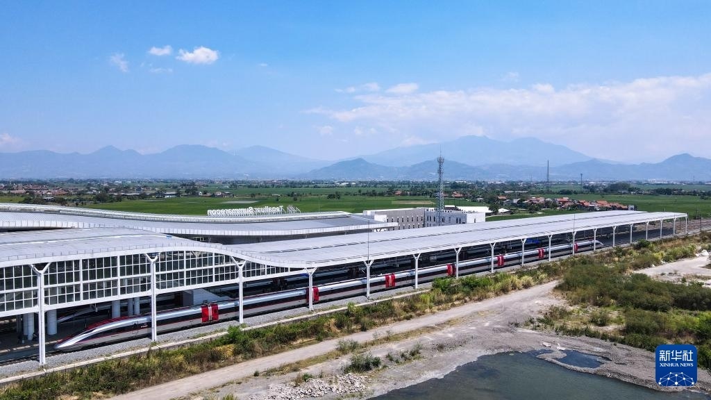 9月13日，在印度尼西亞萬隆德卡魯爾站，雅萬高鐵高速動車組列車?？吭谡九_上（無人機照片）。新華社記者 徐欽 攝