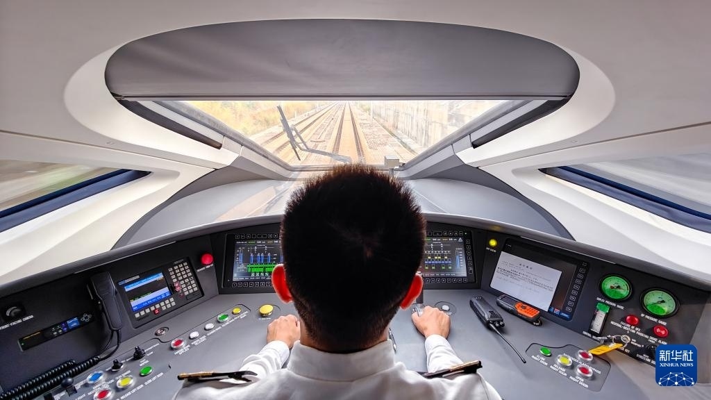 9月12日，司機駕駛高速動車組列車行駛在雅萬高鐵上（手機照片）。新華社記者 徐欽 攝