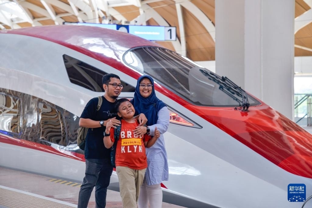 4月17日，在印度尼西亞雅加達哈利姆站站臺，乘客和雅萬高鐵高速動車組列車合影。新華社記者 徐欽 攝