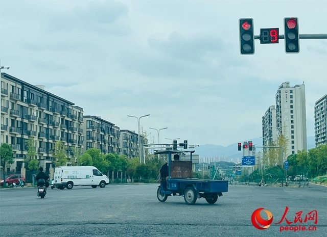 長(zhǎng)富大道與文化中心東路三岔路口車輛混行（9月19日拍攝）。人民網(wǎng)記者 帥筠攝