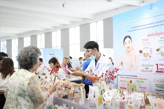 活動現(xiàn)場，泰國華僑中醫(yī)院工作人員向來訪者介紹養(yǎng)生產(chǎn)品。人民網(wǎng)記者楊一攝