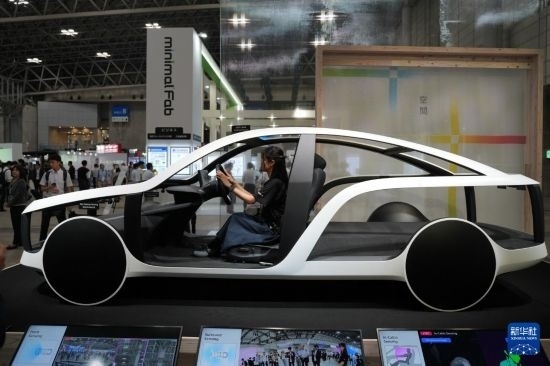 這是10月17日在日本千葉縣舉行的日本高新技術(shù)博覽會(huì)上拍攝的，索尼公司展示的概念車(chē)模型。新華社記者 錢(qián)錚 攝