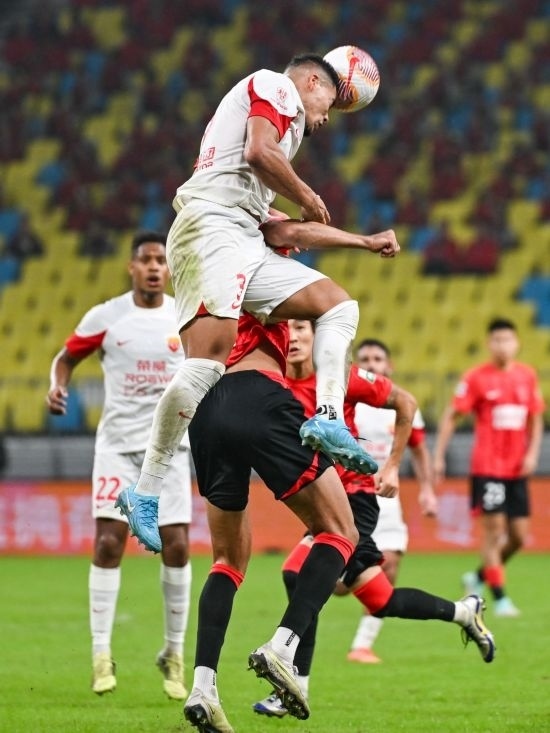 10月18日，上海海港隊球員蔣光太（上）在比賽中和成都蓉城隊球員費利佩（下）爭頂。新華社記者 王曦 攝