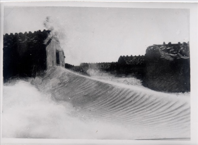 昔日的東山島風(fēng)沙掩埋部分村民村舍（資料照片）。