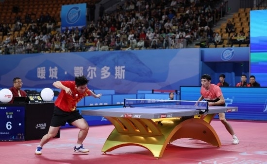 10月18日，上海隊選手樊振東（左）在單打比賽中發(fā)球。他3:2戰(zhàn)勝福建隊選手程靖淇。新華社記者 王楷焱 攝