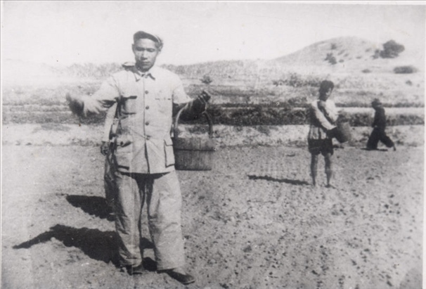 谷文昌（左）在田間與農(nóng)民一起勞動（資料照片）。