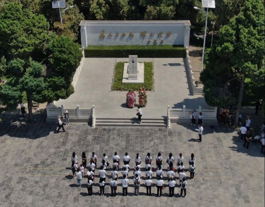 2021年6月24日，參觀者在位于河南省蘭考縣的焦裕祿紀(jì)念園瞻仰焦裕祿烈士墓（無人機(jī)照片）。新華社記者 李安 攝