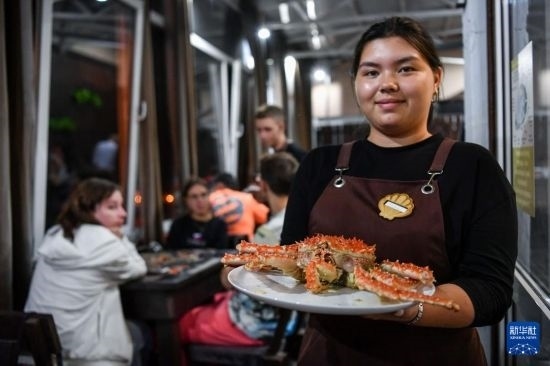 9月2日，俄羅斯符拉迪沃斯托克一家餐館的服務(wù)員在展示帝王蟹。新華社記者 曹陽(yáng) 攝