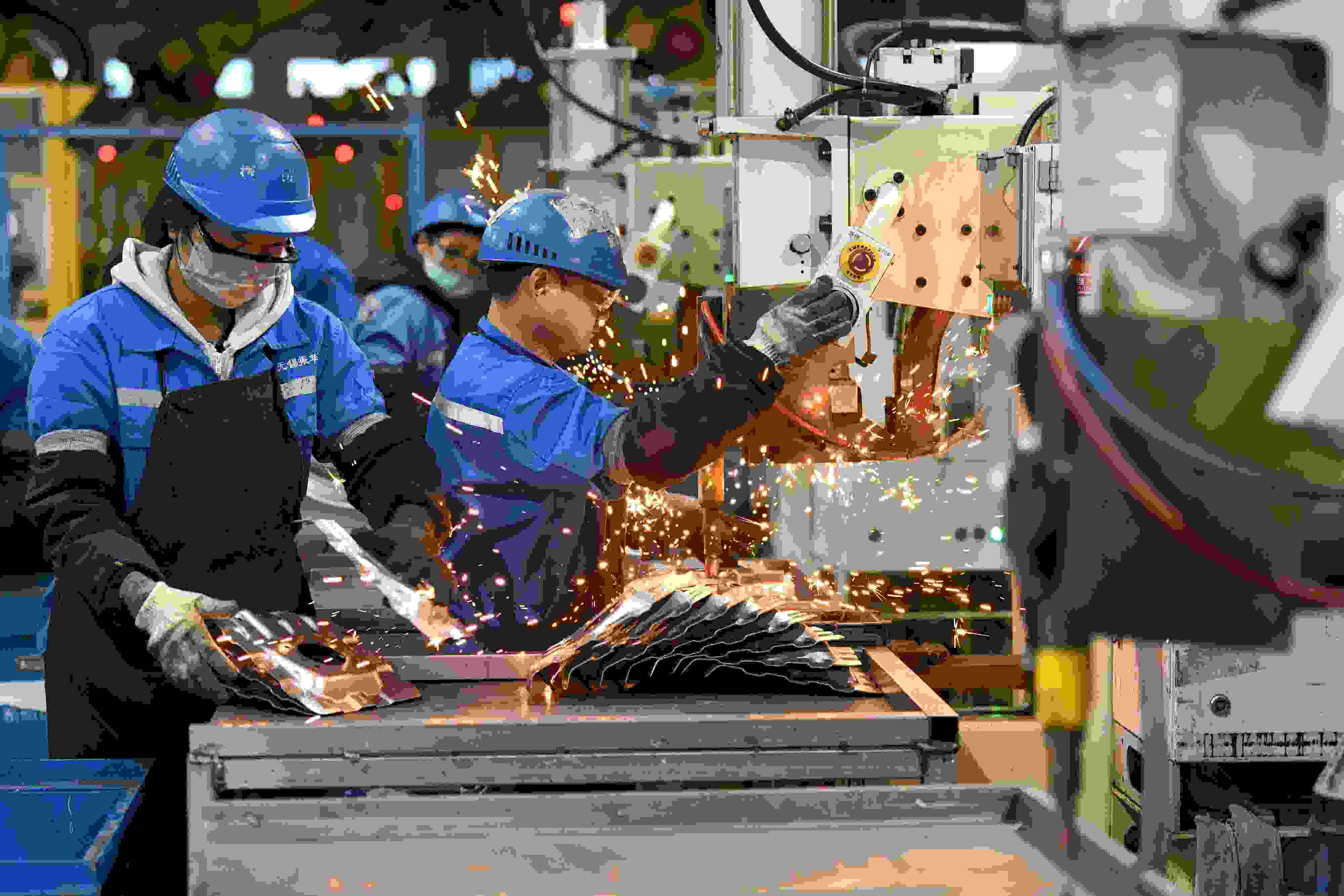 2023年2月7日，福建省寧德市蕉城區(qū)一家汽車零部件生產(chǎn)企業(yè)的生產(chǎn)線上一派繁忙景象。