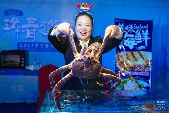 9月19日，在吉林省琿春市，商家在展示售賣的帝王蟹。新華社記者 許暢 攝