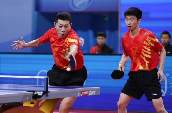 10月18日，上海隊組合許昕（左）/周愷在雙打比賽中。他們3:0戰(zhàn)勝福建隊組合曾蓓勛/陳俊菘。新華社記者 王楷焱 攝