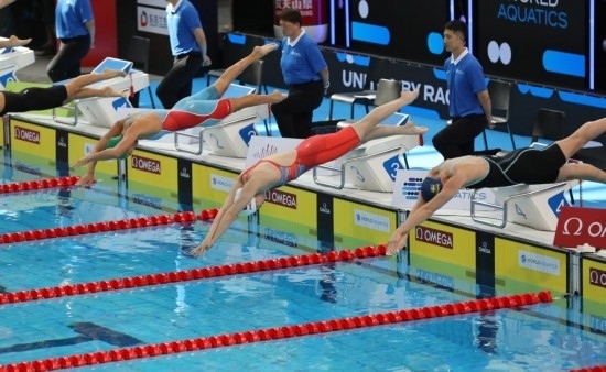 10月18日，中國(guó)選手張雨霏（右二）在女子50米自由泳預(yù)賽中出發(fā)。新華社記者 方喆 攝