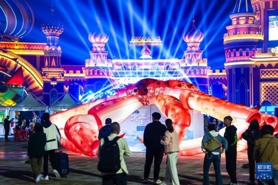 9月19日，游客在吉林省琿春市的2024琿春帝王蟹美食嘉年華現(xiàn)場(chǎng)游玩。新華社記者 許暢 攝