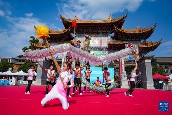 10月19日，四川師范大學(xué)舞龍隊在傳統(tǒng)舞龍項目中比賽，最終他們獲得該項目銀獎。