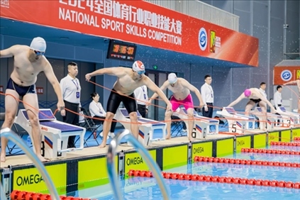 參賽選手在游泳救生項目比賽中。賽事主辦方供圖