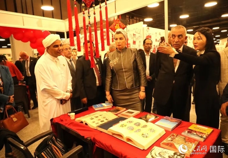 第二十三屆約旦安曼國際書展于10月10日至19日在約旦展覽中心舉行，約旦政府和民間各界人士在中國展臺翻閱圖書，熱烈交流互動，感受中華文化之美。人民網(wǎng)記者 李瀟攝